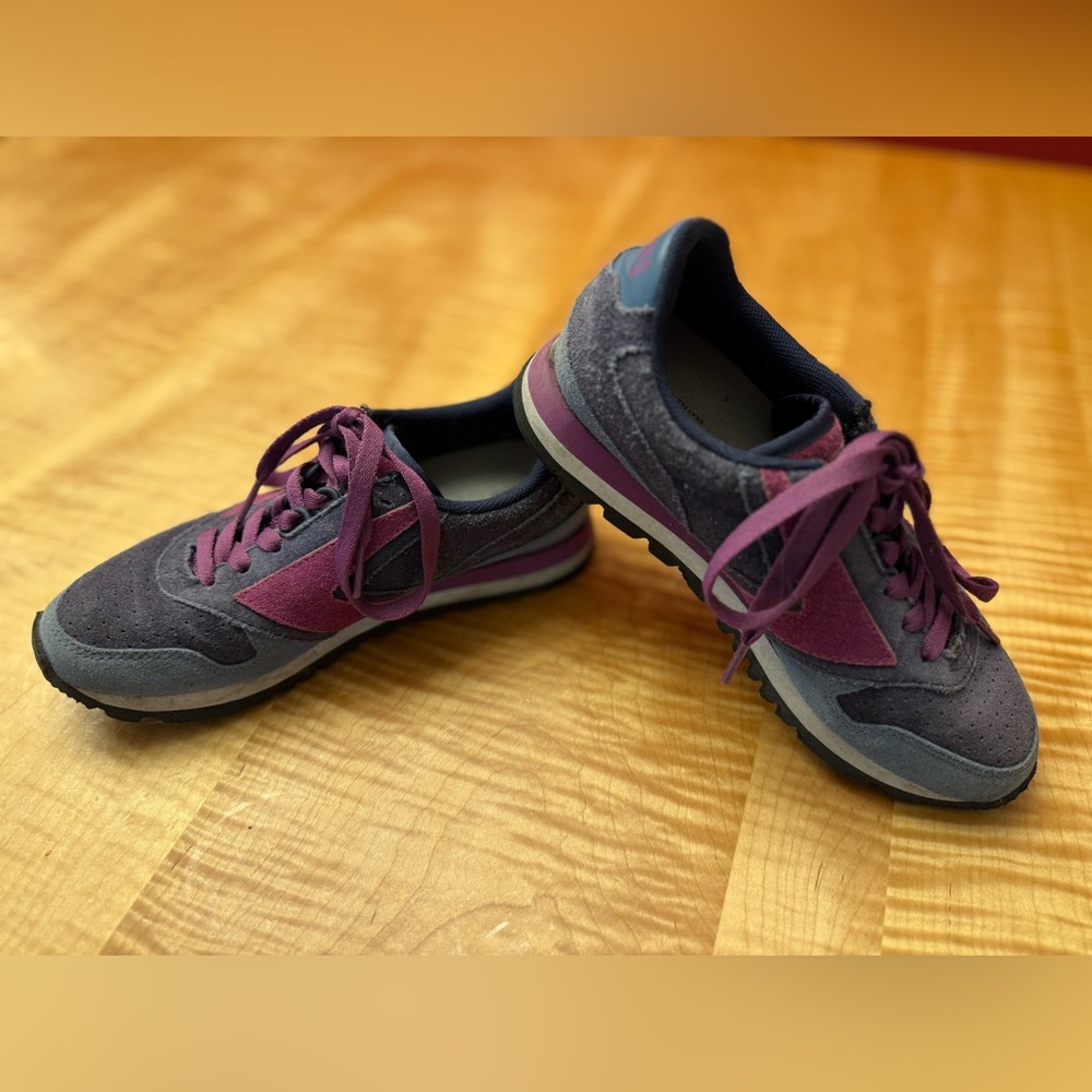 Brooks Women's Purple and Navy Sneakers size 6.5